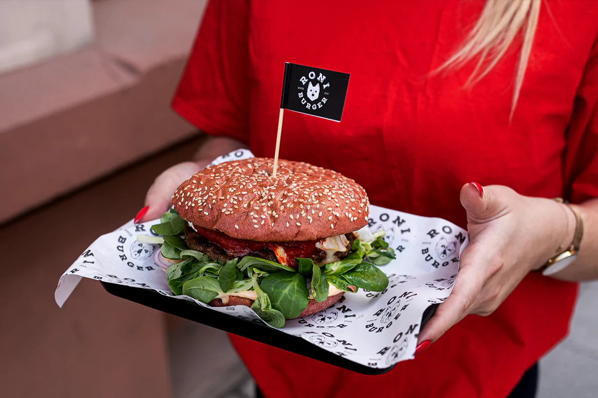 Zdjęcia menu - zdjęcia dań w ręce