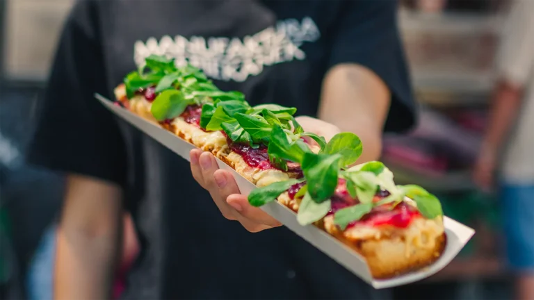 Jak promować restaurację na Facebooku w 2025 roku? - Zdjęcie Zapiekanki w Dłoni